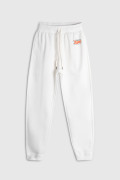 Pantalón crema claro jogger con estampado college