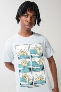 Camiseta cuello redondo azul clara con arte de playa