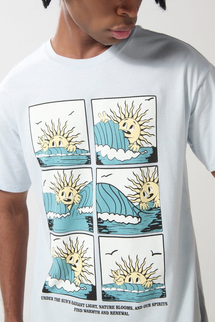 Camiseta cuello redondo azul clara con arte de playa