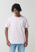 Camiseta manga corta lila clara con arte college en frente