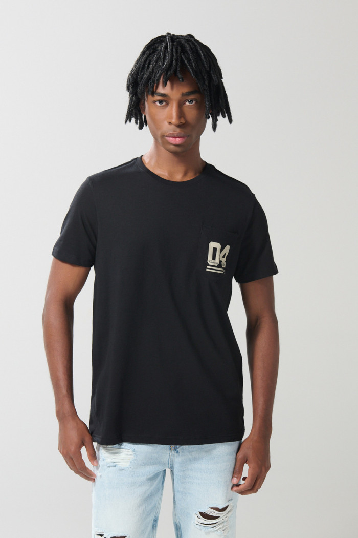 Camiseta negra manga corta con bolsillo y arte college