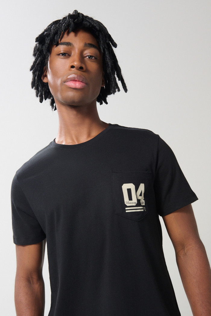 Camiseta negra manga corta con bolsillo y arte college