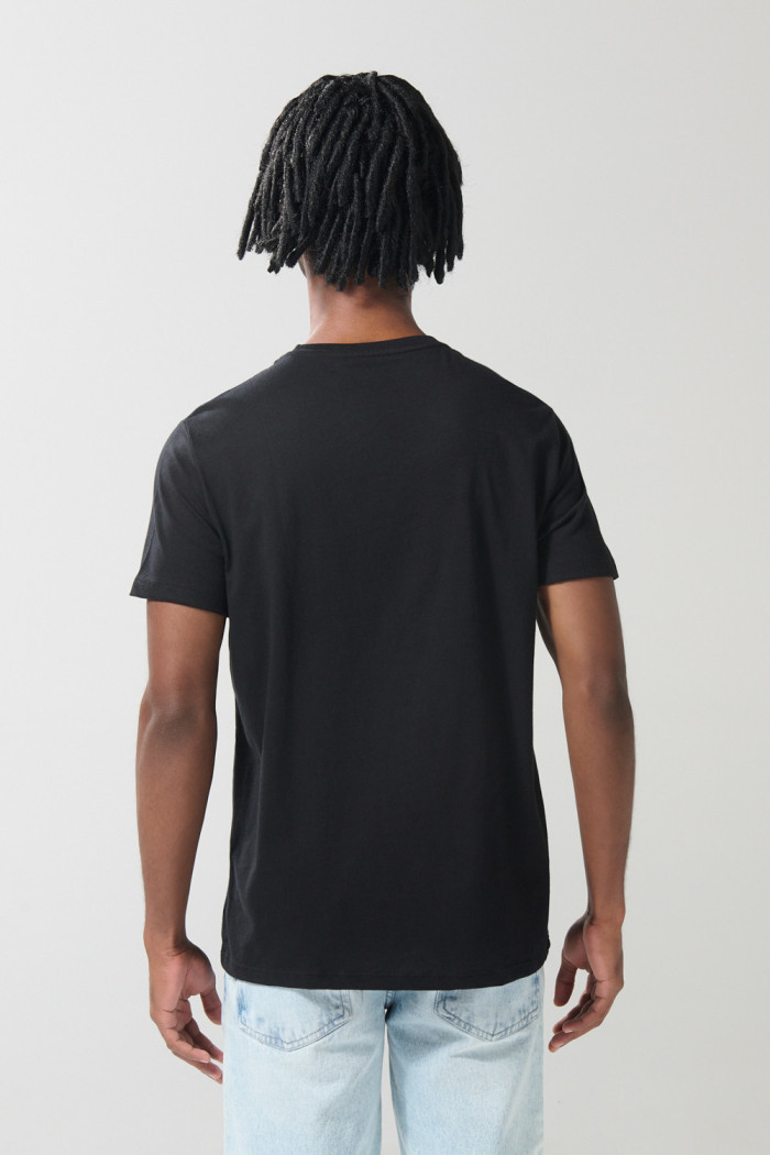Camiseta negra manga corta con bolsillo y arte college