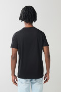 Camiseta negra manga corta con bolsillo y arte college