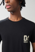 Camiseta negra manga corta con bolsillo y arte college