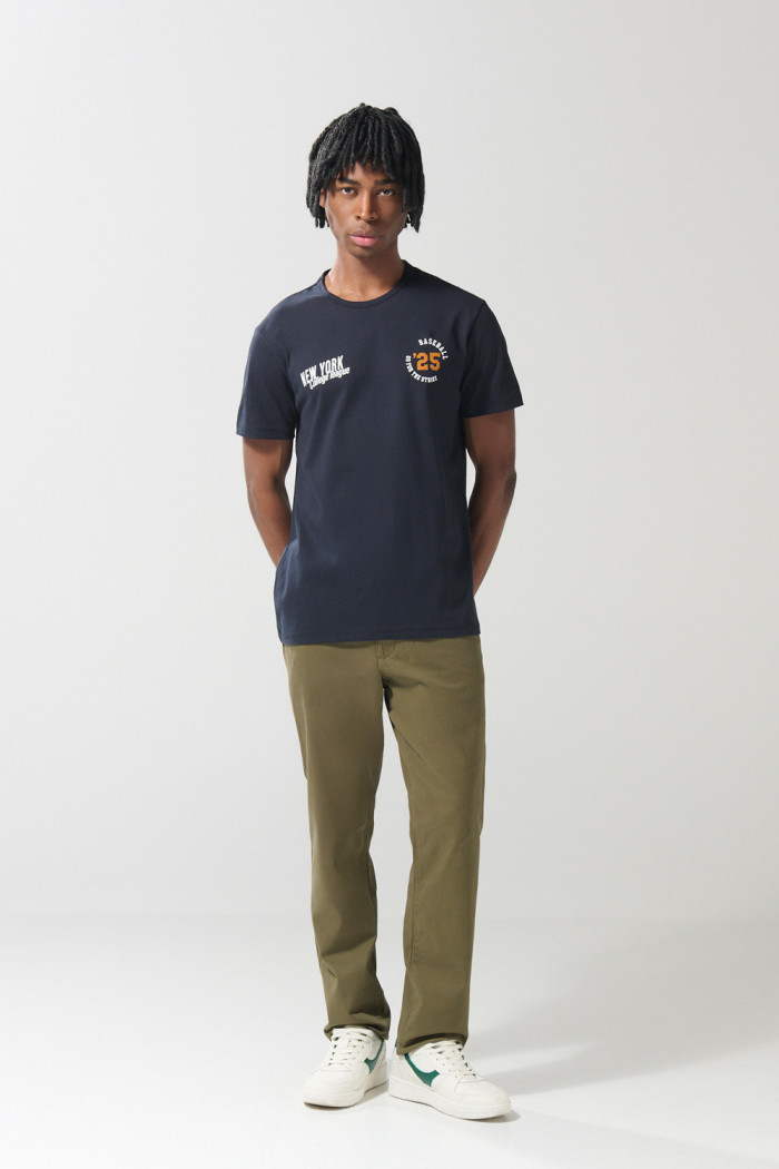 Camiseta ajustada manga corta unicolor con arte college