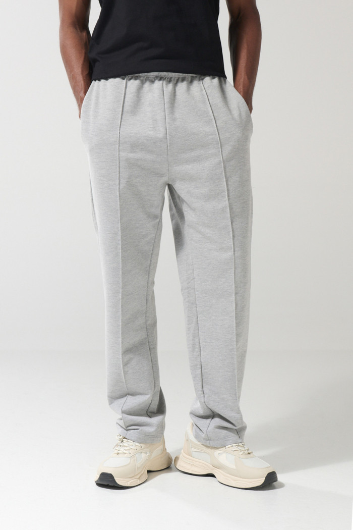 Pantalón jogger gris claro con vena decorativa en frente