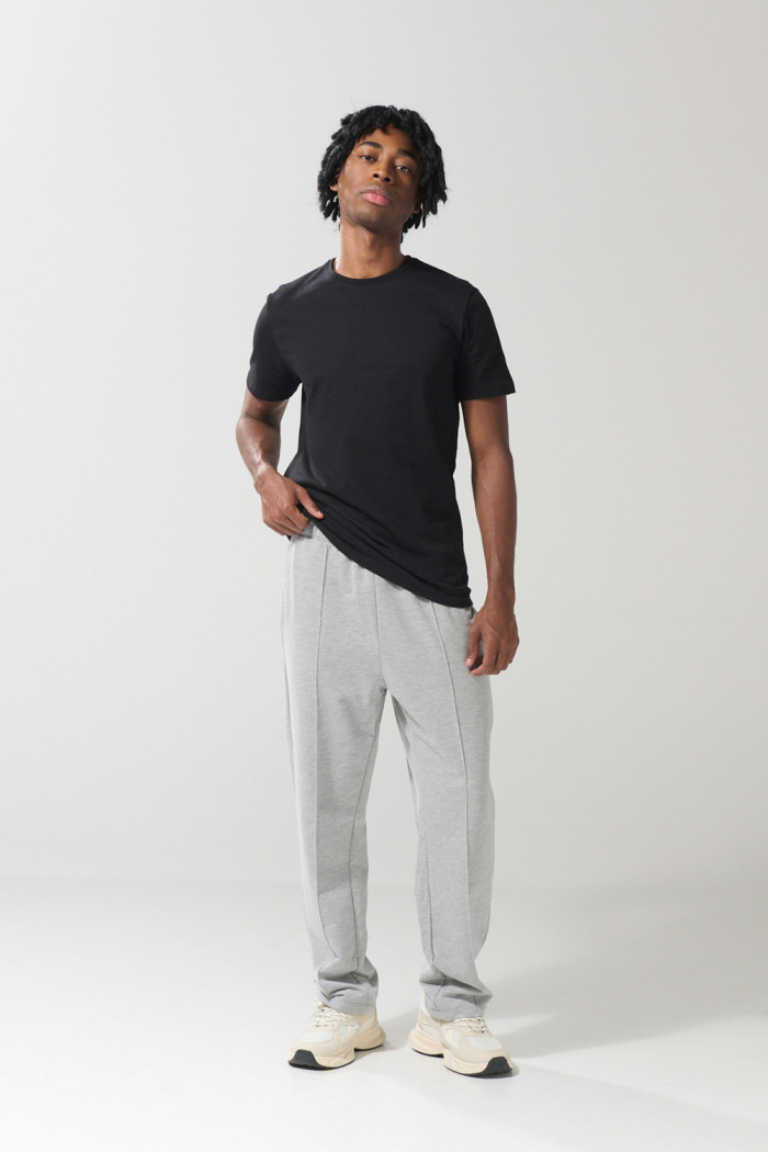 Pantalón jogger gris claro con vena decorativa en frente
