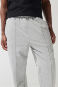 Pantalón jogger gris claro con vena decorativa en frente