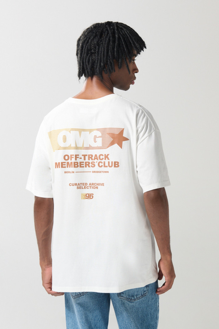 Camiseta crema oversize con textos y cuello redondo