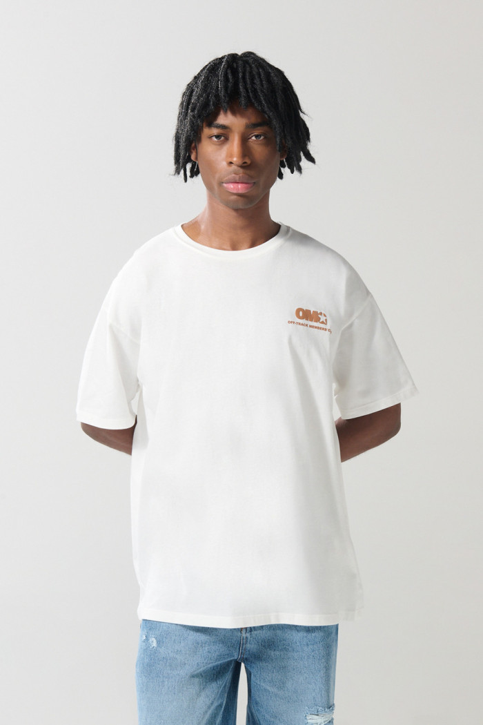 Camiseta crema oversize con textos y cuello redondo
