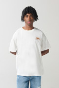 Camiseta crema oversize con textos y cuello redondo