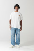 Camiseta crema oversize con textos y cuello redondo
