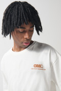 Camiseta crema oversize con textos y cuello redondo