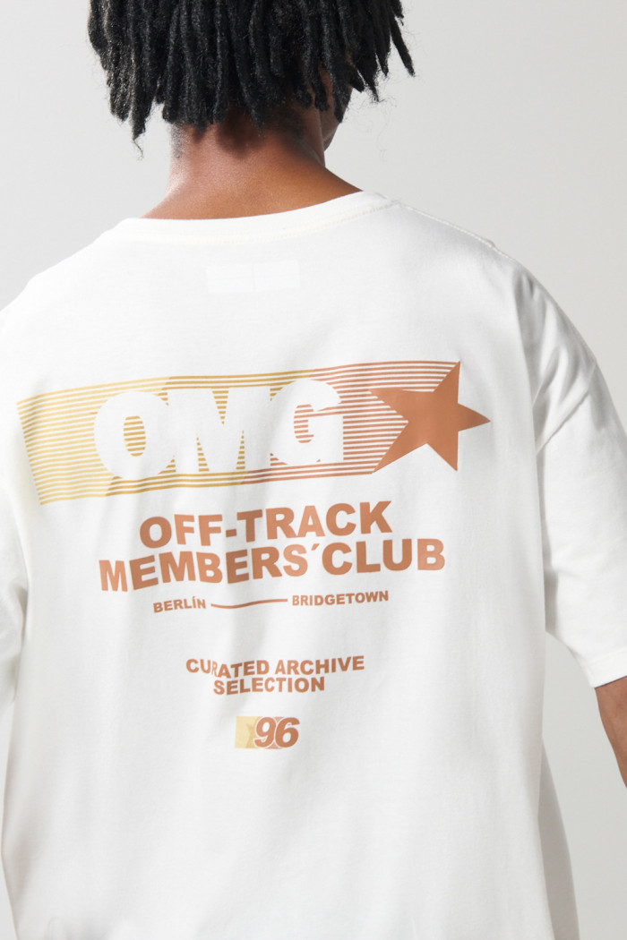 Camiseta crema oversize con textos y cuello redondo