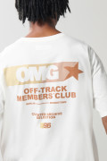 Camiseta crema oversize con textos y cuello redondo