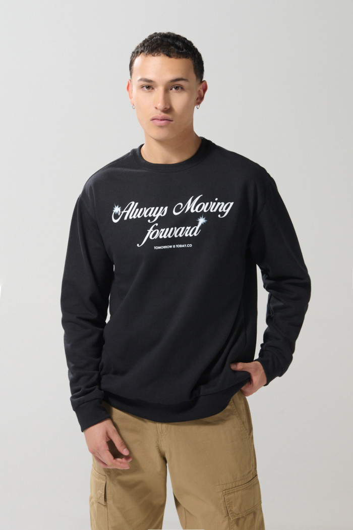 Buzo negro cuello redondo con texto estampado en frente