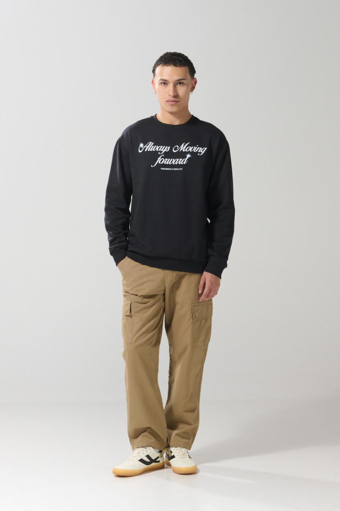 Buzo negro cuello redondo con texto estampado en frente