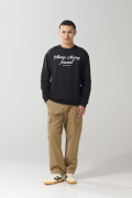 Buzo negro cuello redondo con texto estampado en frente
