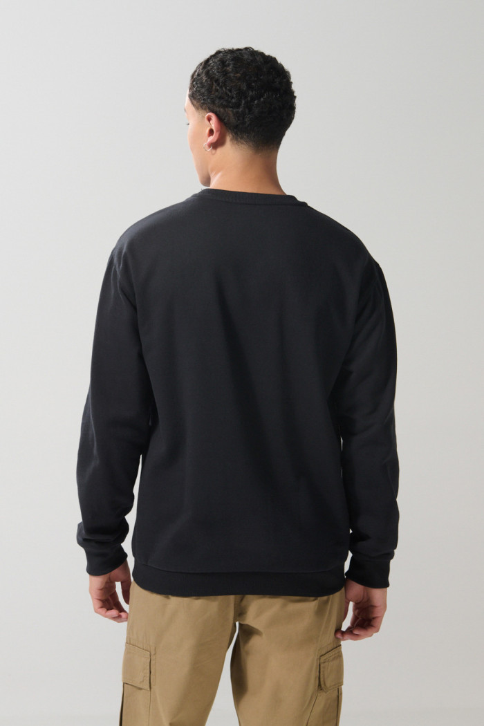 Buzo negro cuello redondo con texto estampado en frente