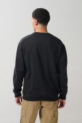 Buzo negro cuello redondo con texto estampado en frente