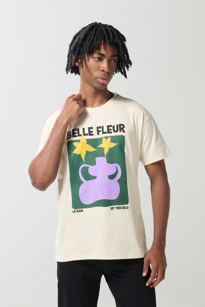 Camiseta unicolor cuello redondo con arte floral en frente