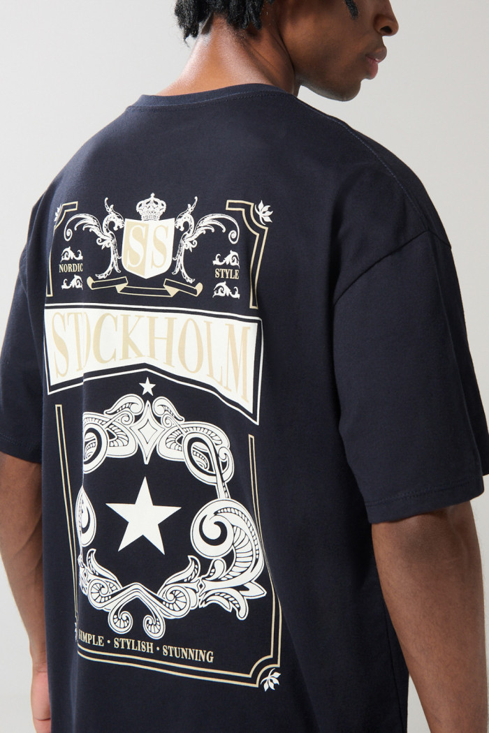 Camiseta azul oversize manga corta con diseños college