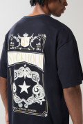 Camiseta azul oversize manga corta con diseños college