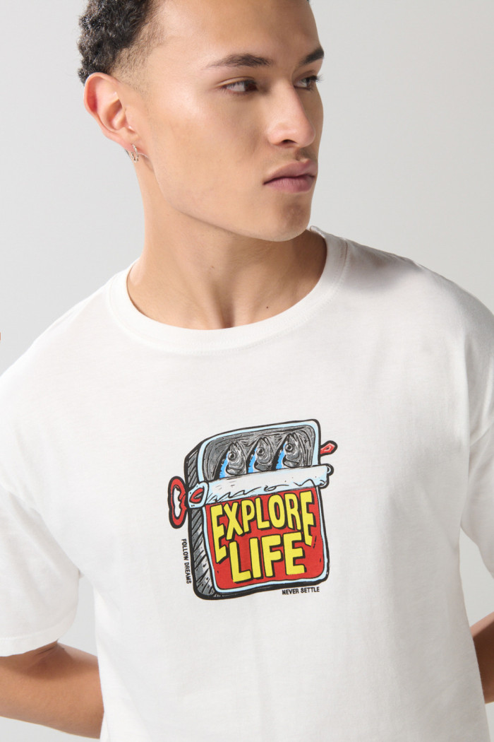 Camiseta unicolor manga corta con diseño de letrero