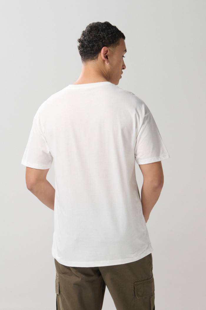 Camiseta unicolor manga corta con diseño de letrero