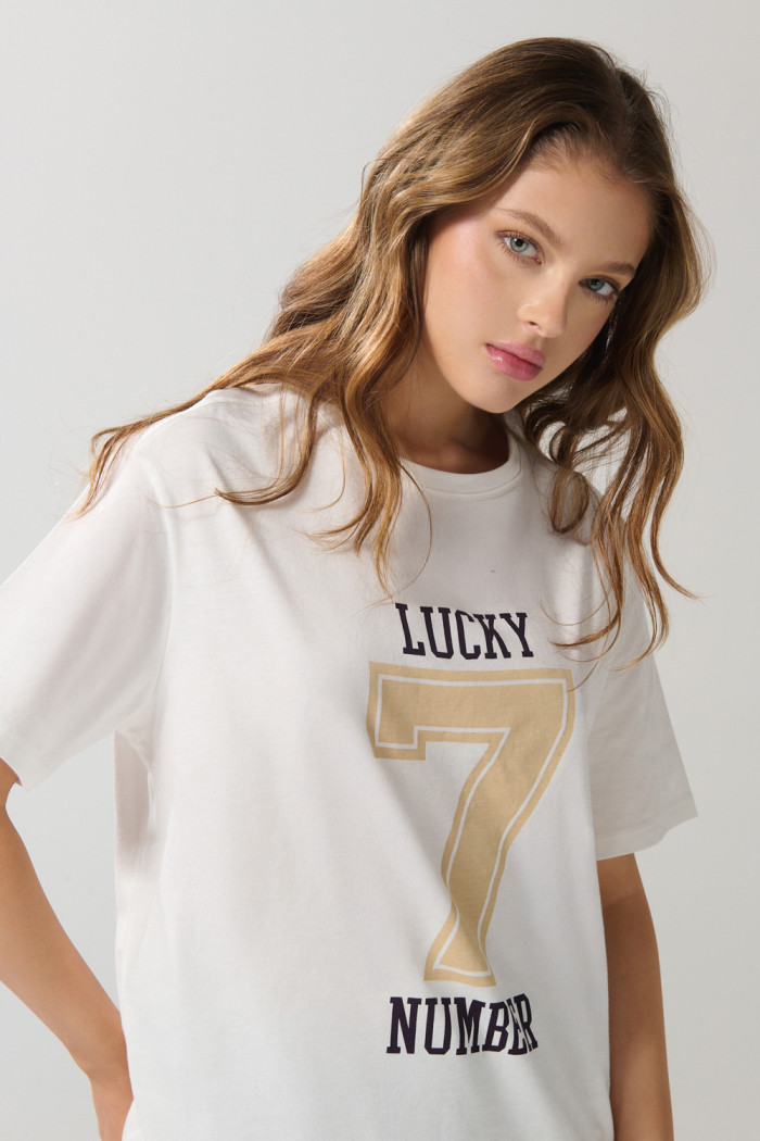 Camiseta crema manga corta con arte college numérico