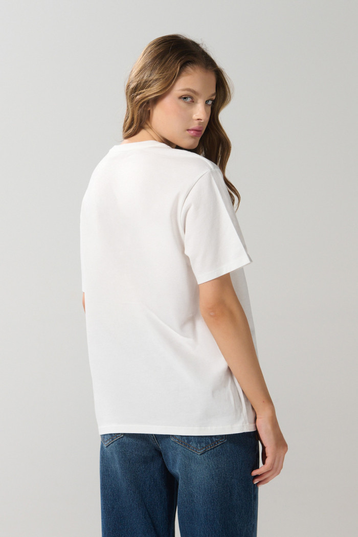 Camiseta crema manga corta con arte college numérico