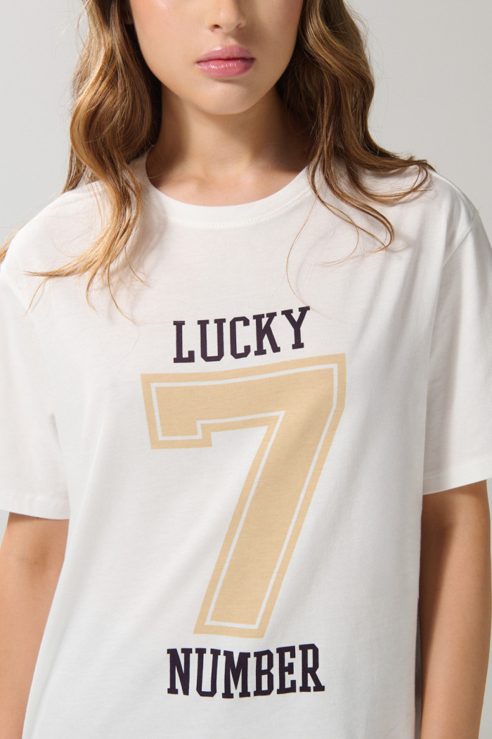 Camiseta crema manga corta con arte college numérico