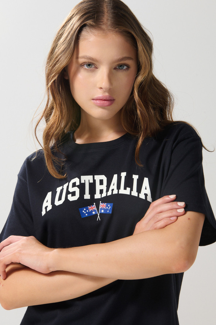 Camiseta unicolor college con cuello redondo en algodón
