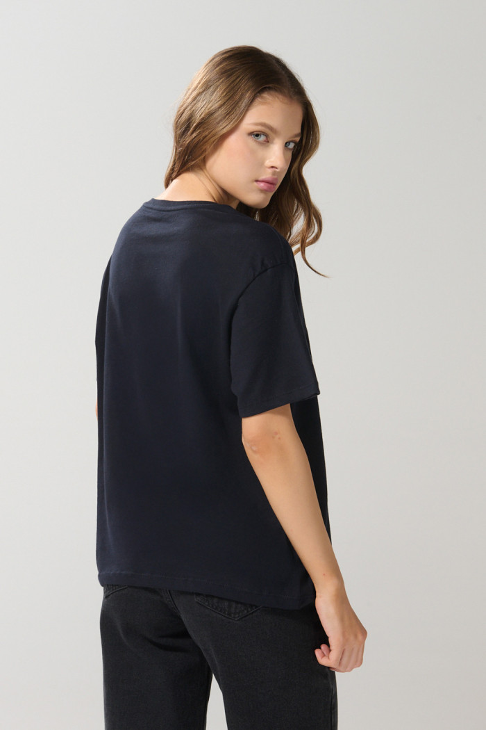 Camiseta unicolor college con cuello redondo en algodón