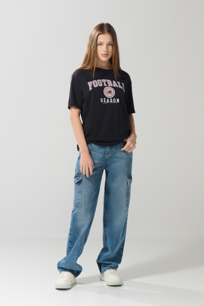 Camiseta en algodón negra college con manga corta