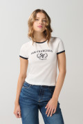 Camiseta crema college con contrastes negros y manga corta
