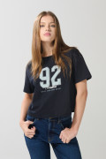 Camiseta crop top azul intensa con estampado college