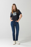 Camiseta crop top azul intensa con estampado college