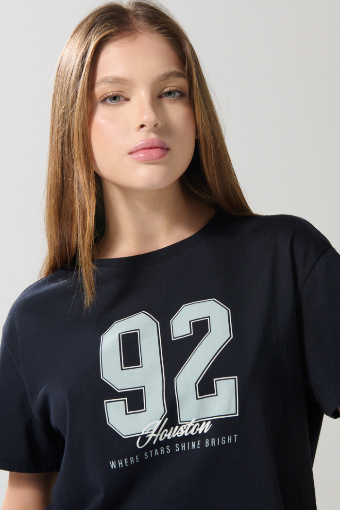 Camiseta crop top azul intensa con estampado college