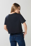 Camiseta crop top azul intensa con estampado college