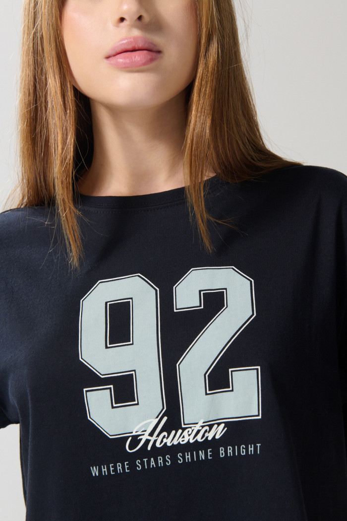 Camiseta crop top azul intensa con estampado college