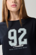 Camiseta crop top azul intensa con estampado college