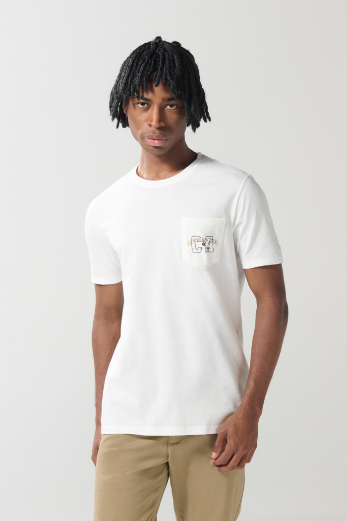 Camiseta crema manga corta con bolsillo y arte college