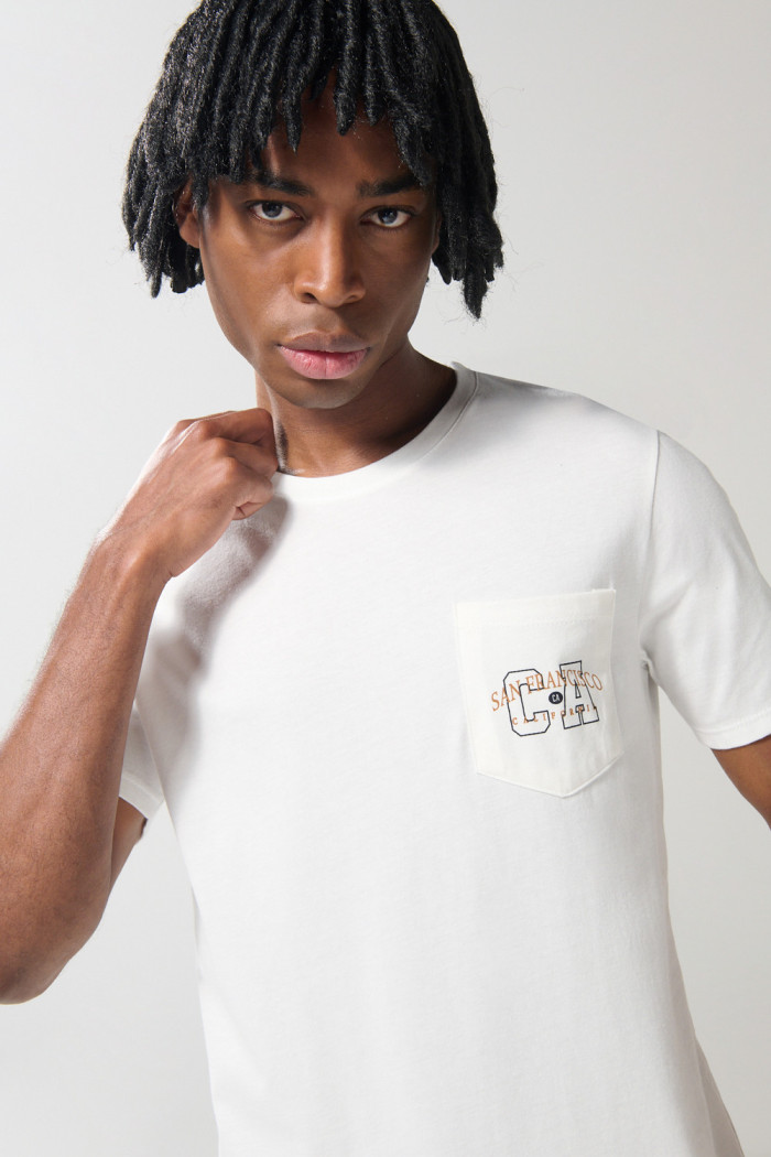 Camiseta crema manga corta con bolsillo y arte college