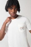 Camiseta crema manga corta con bolsillo y arte college