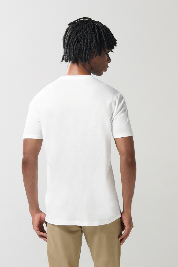 Camiseta crema manga corta con bolsillo y arte college