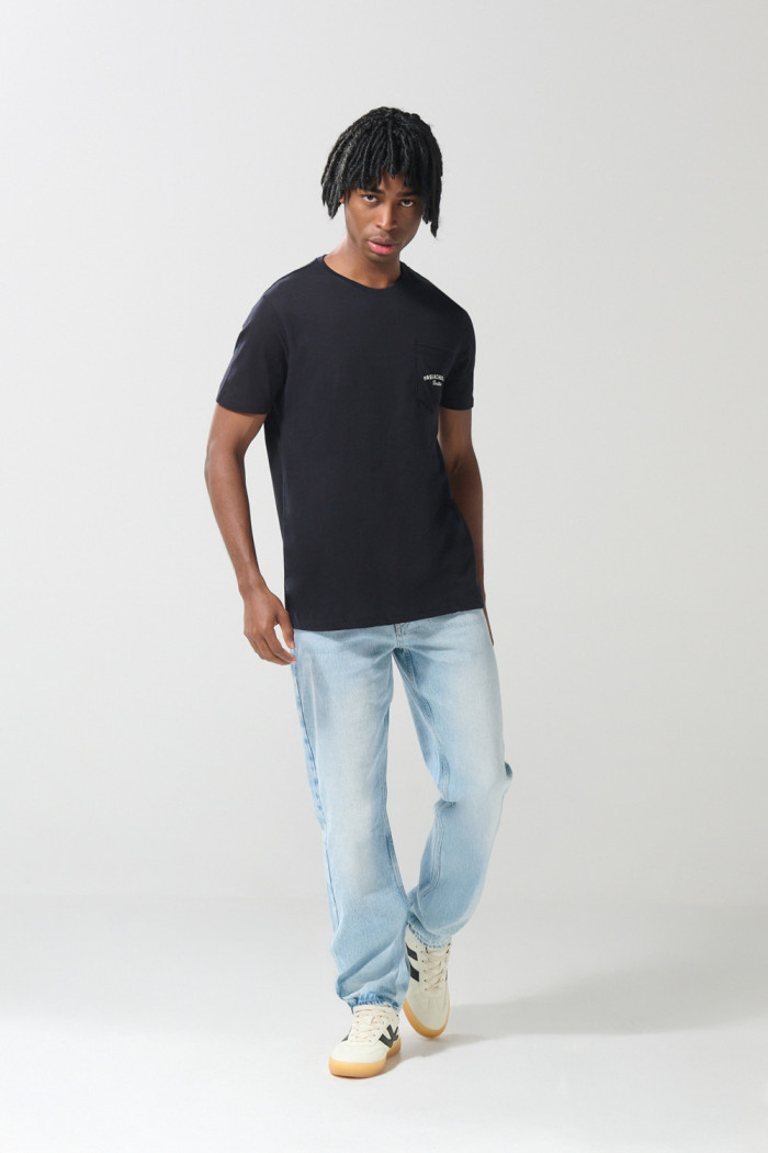 Camiseta azul con arte college, manga corta y bolsillo
