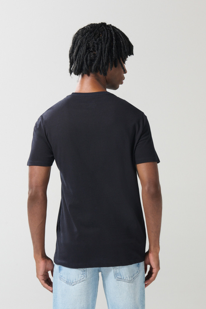Camiseta azul con arte college, manga corta y bolsillo
