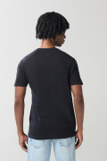 Camiseta azul con arte college, manga corta y bolsillo